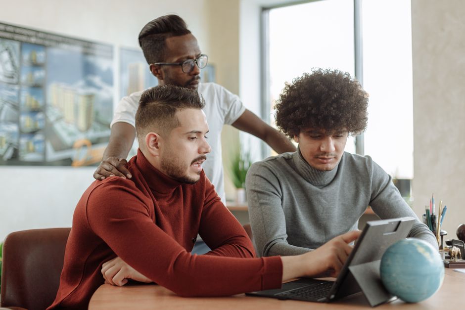 Team bespricht digitale Strategie im modernen Büro